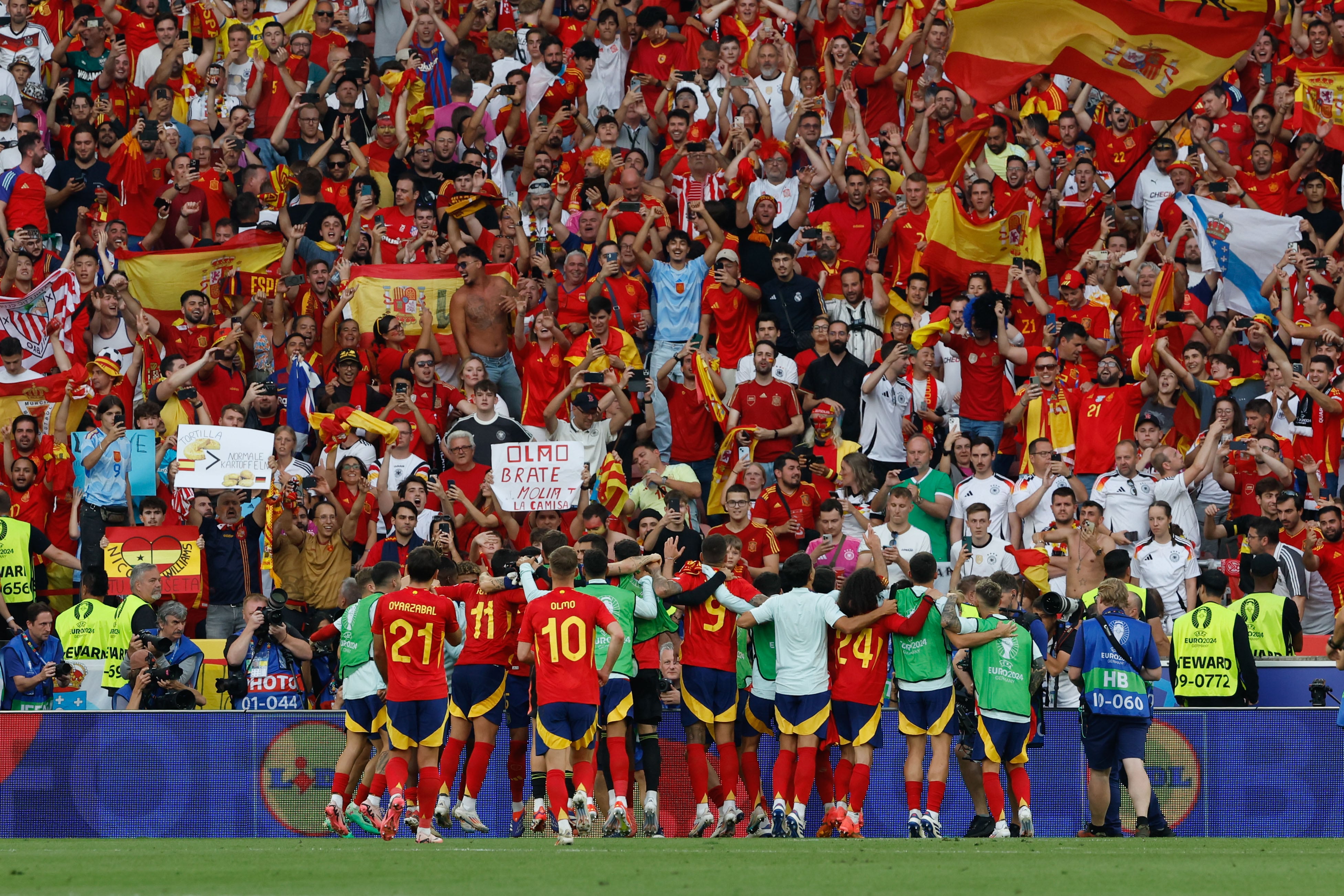 Los jugadores de España celebran su victoria en el partido de cuartos de final de la Eurocopa entre España y Alemania, este viernes en Stuttgart