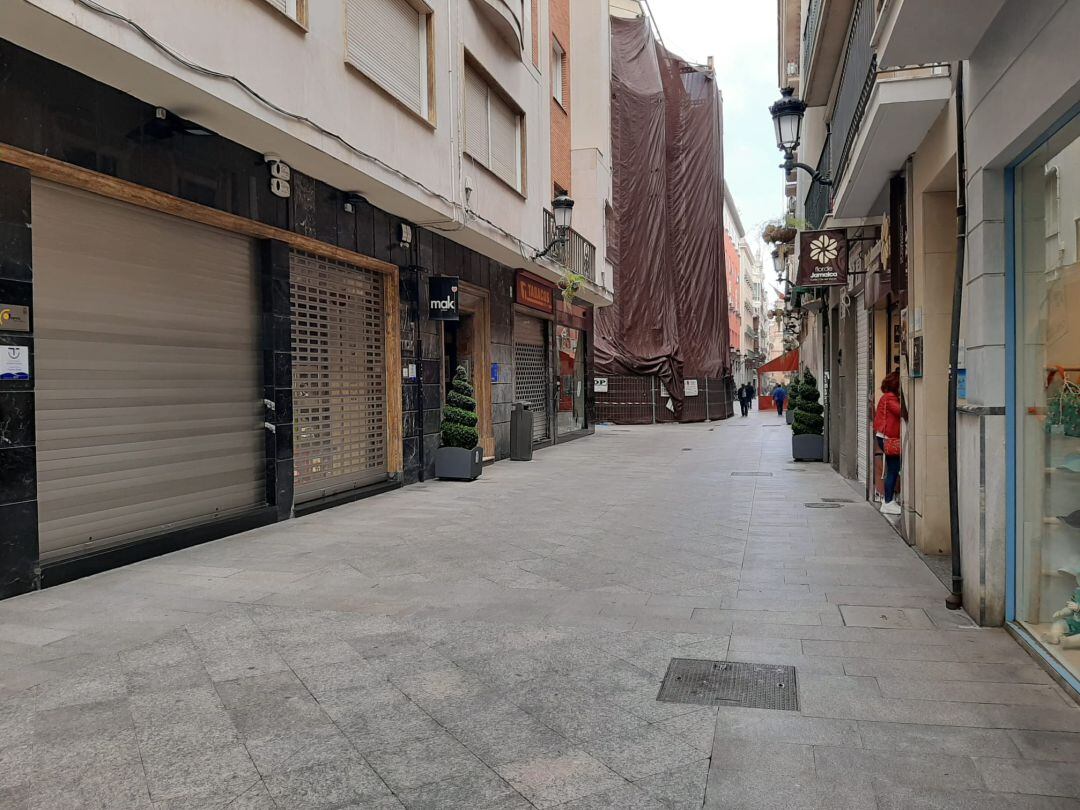 Comercios cerrados en la calle Trapería de Murcia