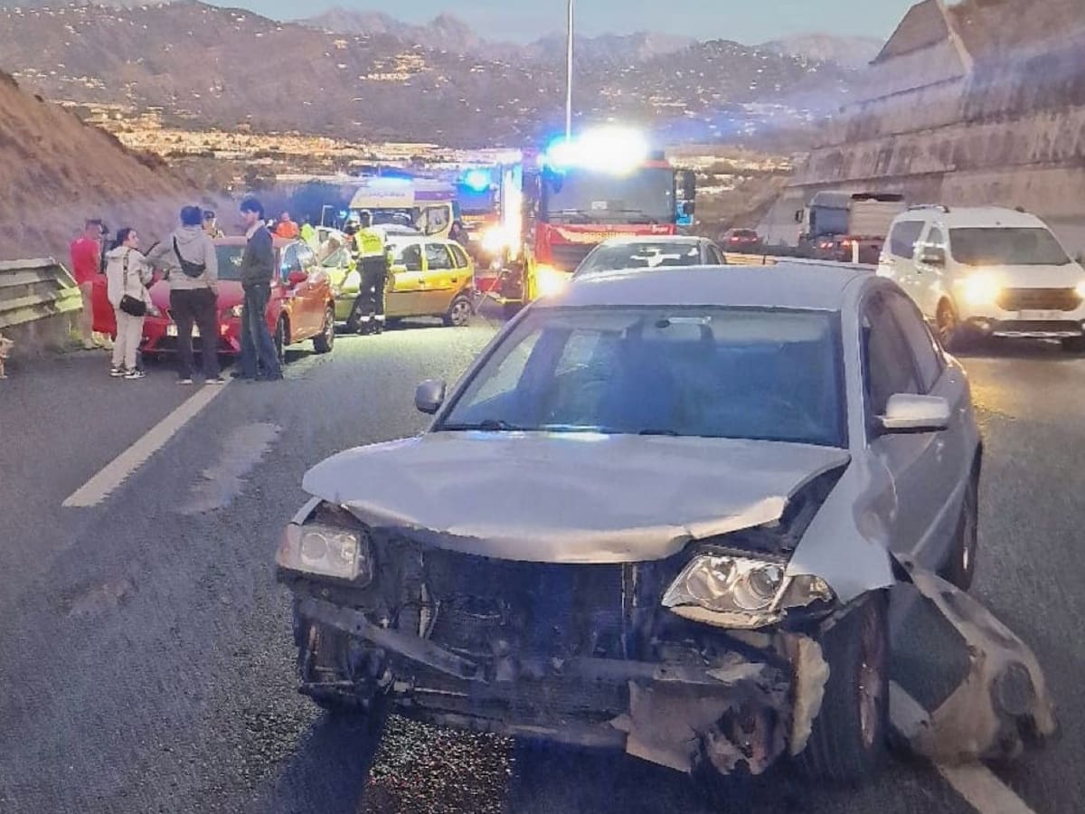 Seis heridos en un doble accidente en la A-7 a la altura de Vélez-Málaga