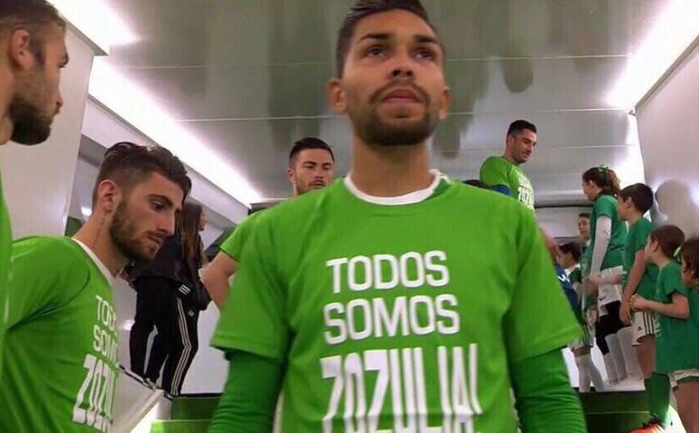 Petros posa con la camiseta en apoyo a Zozulya