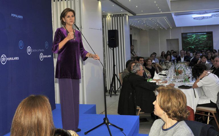 La ministra de Defensa y secretaria general del PP, María Dolores de Cospedal, durante su intervención en la cena de Navidad del PP de Albacete