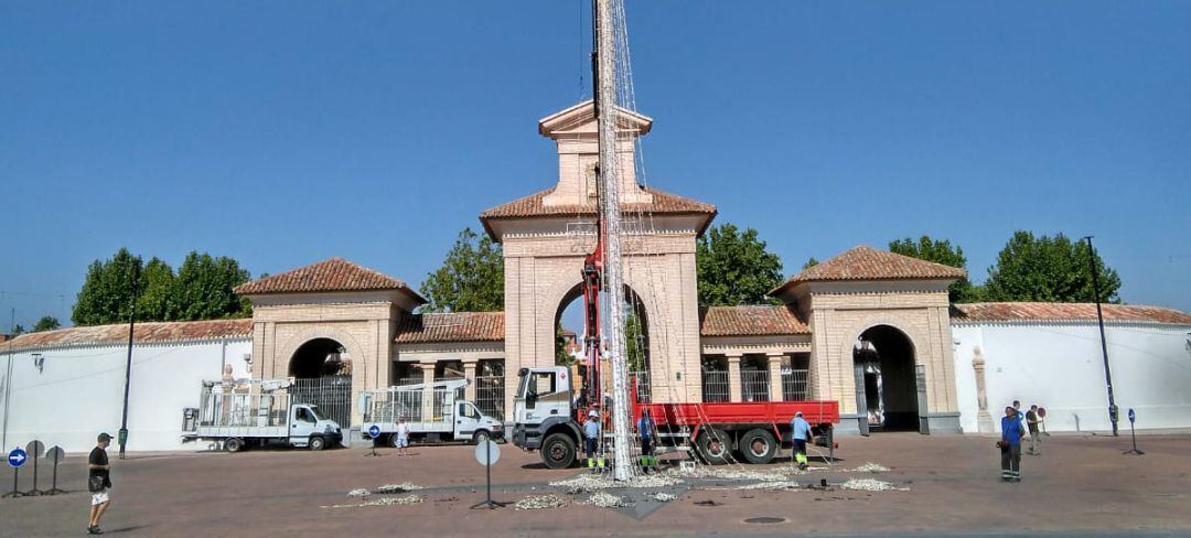 LLega el final del verano y los operarios empiezan a montar la iluminación de la Feria 2019