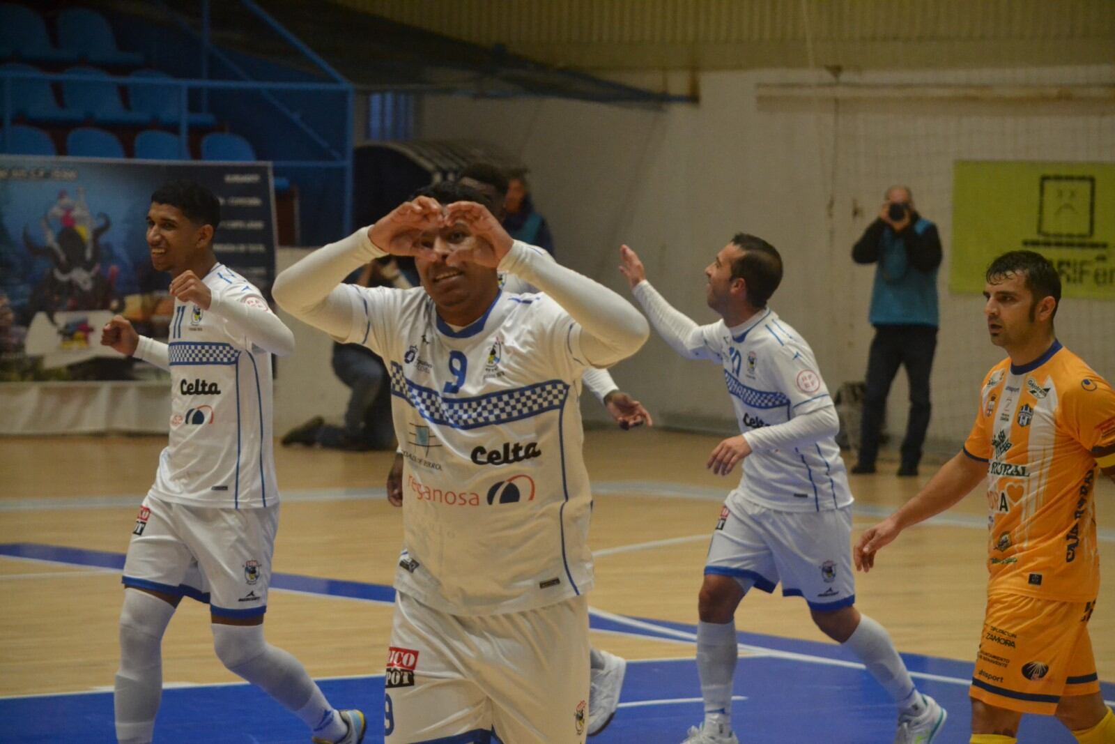 Wilson Francia celebra su gol en el O Parrulo-Atlético Benavente