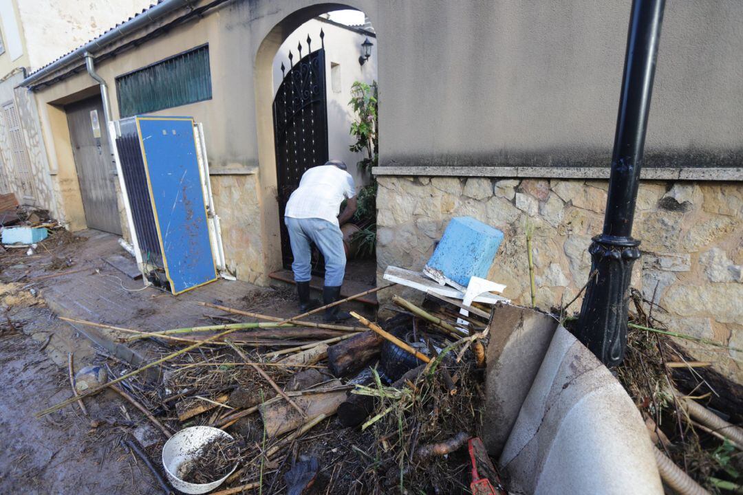 Persona recoge desperfectos en su casa en Sant Llorenç