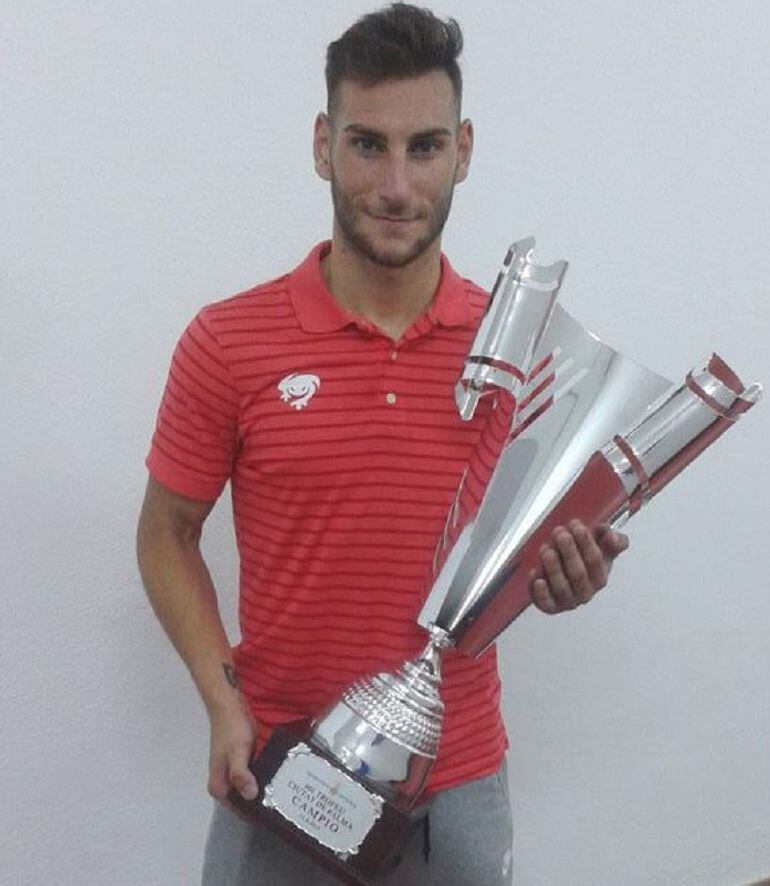 Iván con el Trofeo Ciutat de Palma