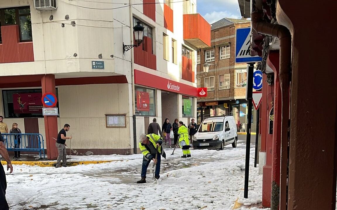 Las calles de Cacabelos, bajo el granizo