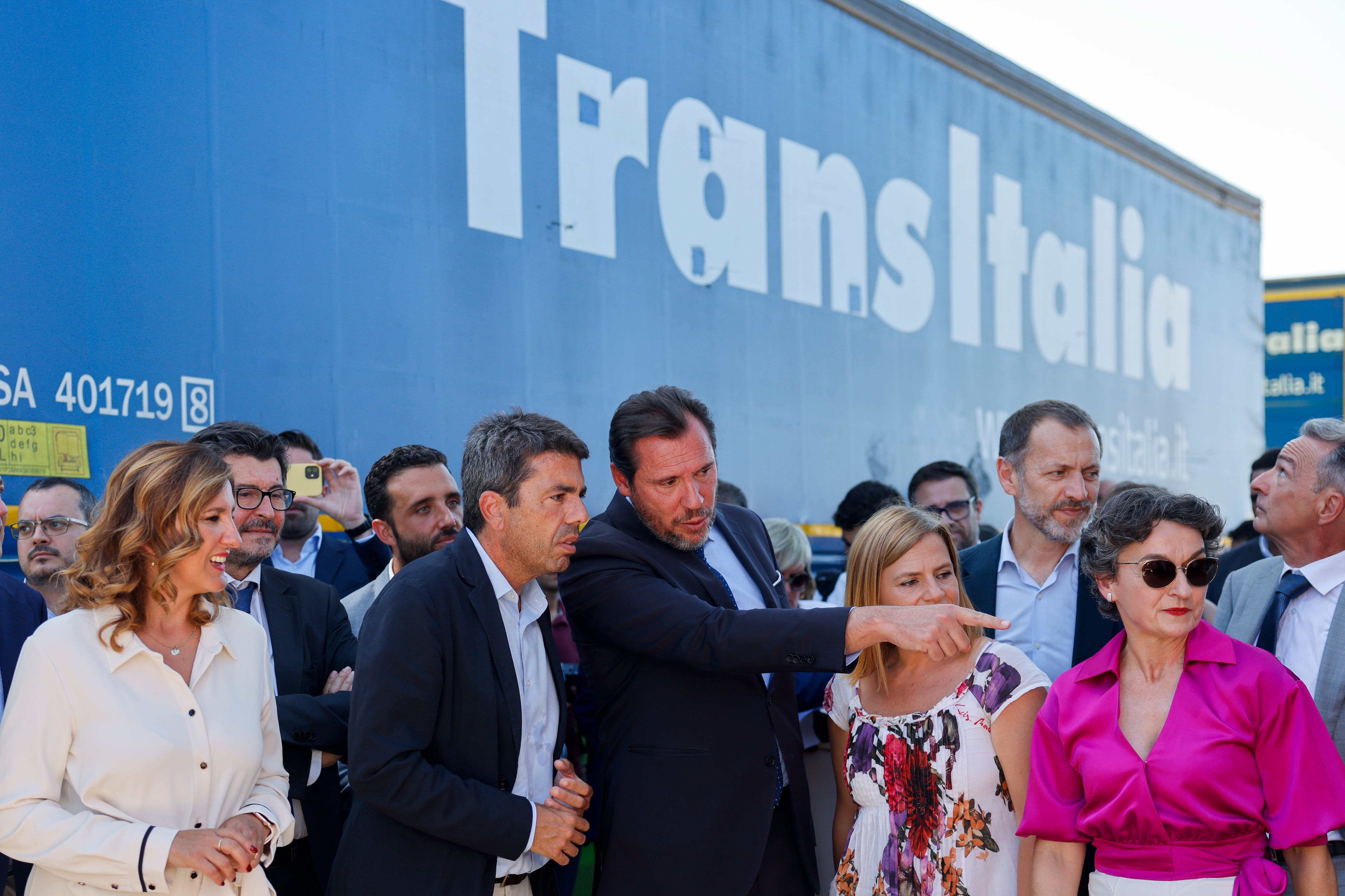 El president de la Generalitat, Carlos Mazón (2º i), el ministro de Transportes, Óscar Puente, y la alcaldesa de València, María José Catalá (i), durante la puesta en funcionamiento en el Puerto de València de la autopista marítimo-ferroviaria Valencia-Madrid, este lunes.