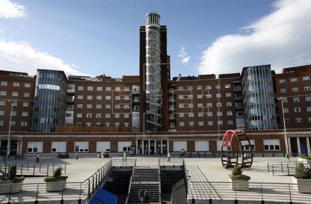 El suceso ha tenido lugar sobre las 22.00 horas de este lunes en la calle Resurrección María de Haro cuando, por motivos que se desconocen, el niño cayó desde una ventana situada en la tercera planta de un edificio