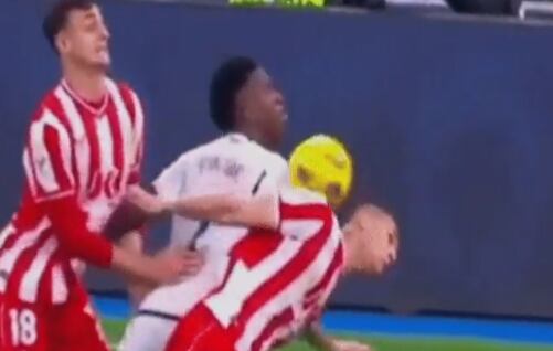 Momento en el que Vinicius remata el 2-2 del Real Madrid