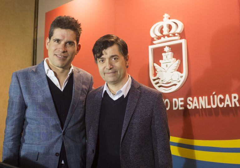 El primer teniente delegado de Cultura y Fiestas, Juan Oliveros, y Daniel Riba, director relaciones institucionales de Radio Jerez-Cadena Ser