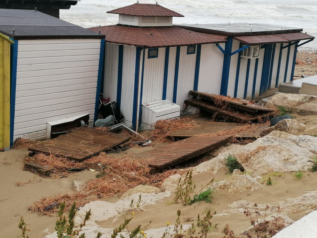 El temporal marítimo y las fuertes precipitaciones han dañado el mobiliario de la playa de Benicarló