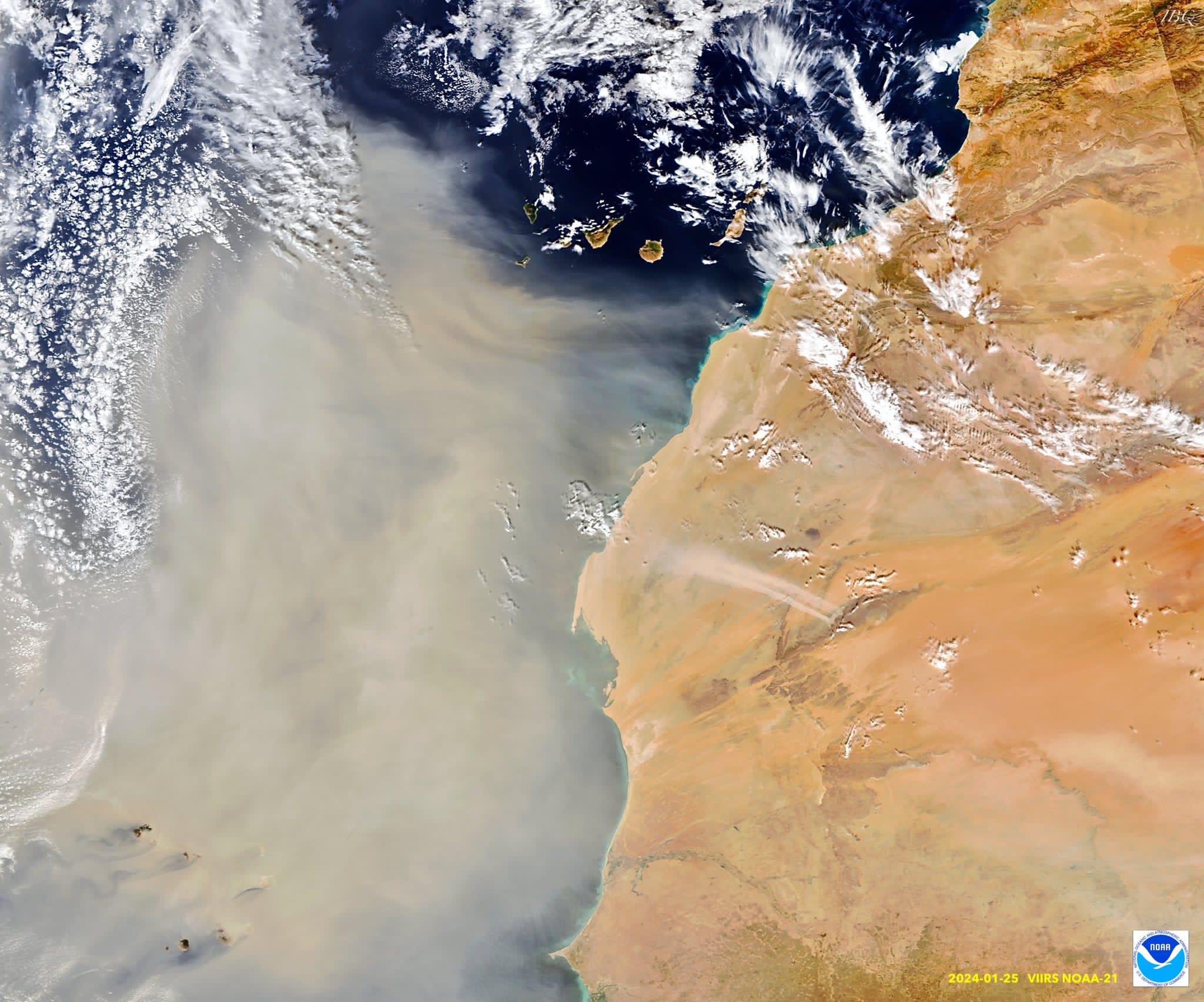 Vista aérea de nube de polvo al sur de Canarias. Publicada en X por @tenerife_meteo.