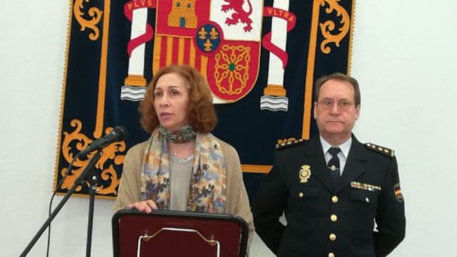 Mari Ángeles Herreros, subdelegada y Miguel Rufino, comisario jefe provincial durante la comparecencia urgente de este lunes en la Subdelegación