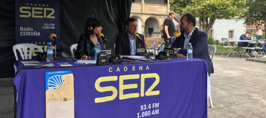 El presidente de la Diputación, en el centro, en el programa especial de Radio Coruña Cadena SER
