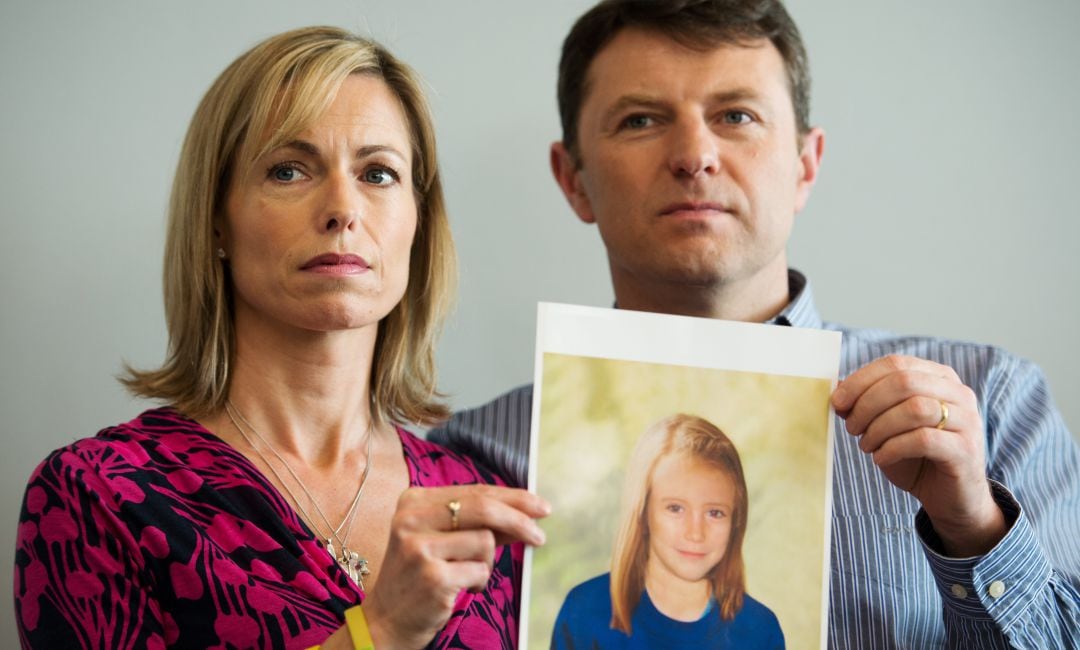 Los padres de Madeleine McCann muestran una foto de la pequeña.