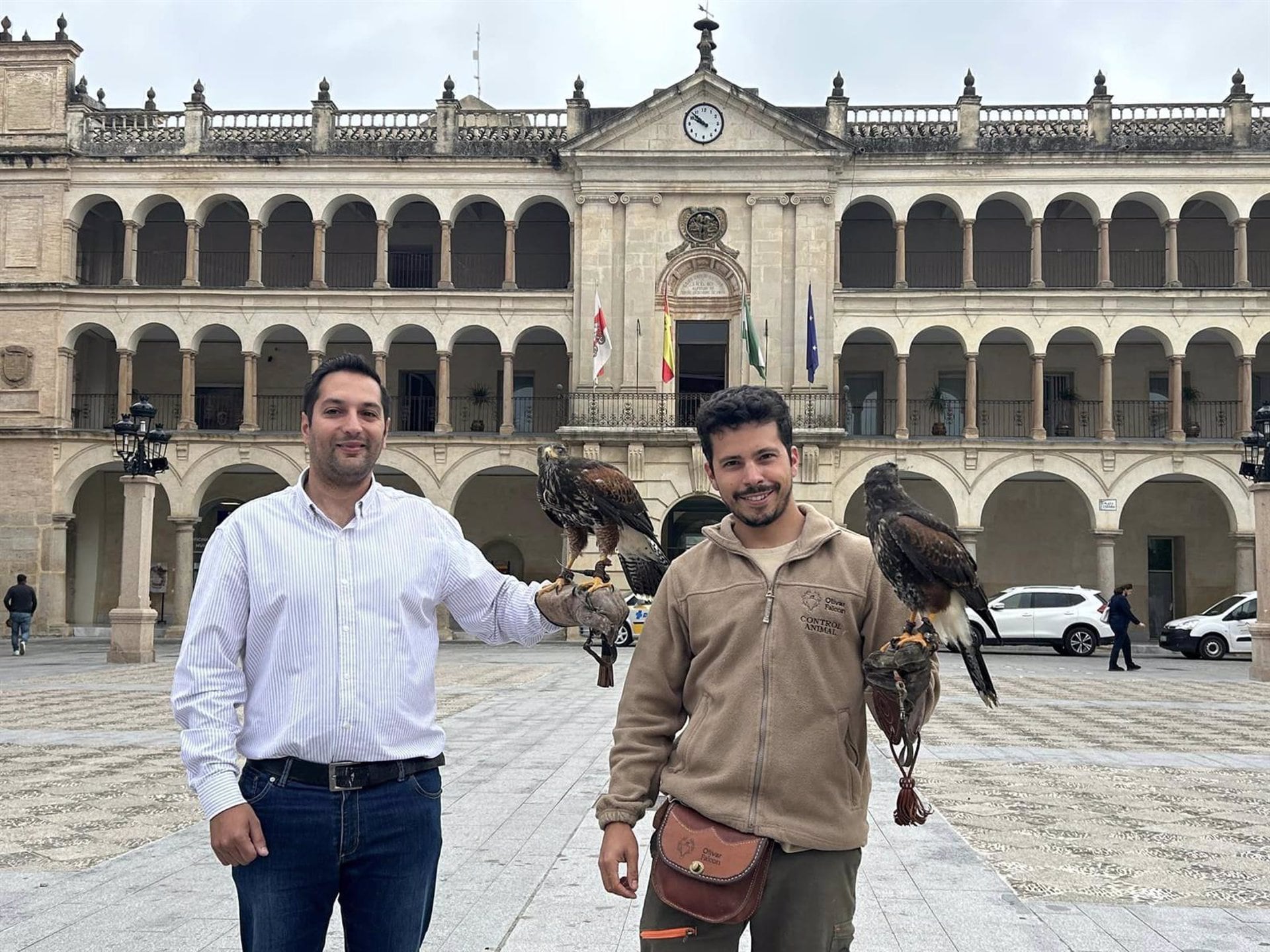 El concejal Emilio Rodríguez (i), junto al responsable de las águilas de Harris.