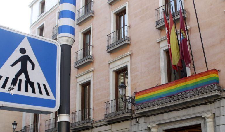 El Ayuntamiento de la capital conmemora el Día del Orgullo con la bandera arcoíris en el balcón de las juntas municipales.