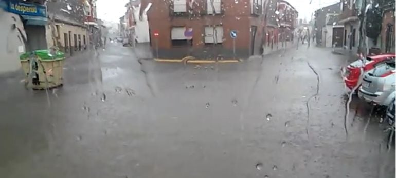 Una imagen captada por un vecino de Mora, Toledo, durante la tormenta de este pasado lunes por la tarde