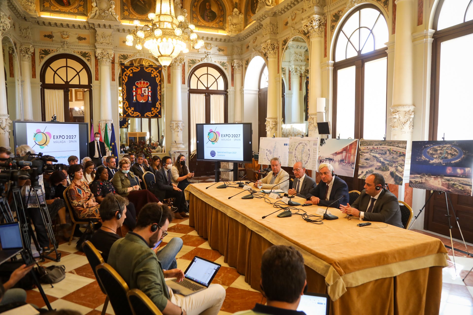 El Director General del Ayuntamiento para la Expo 2027, Jerónimo Blasco; el alcalde de Málaga, Francisco de la Torre; el presidente del Comité Ejecutivo del BIE, Alain Berger; y el secretario general del BIE, Dimitri Kerkentzes