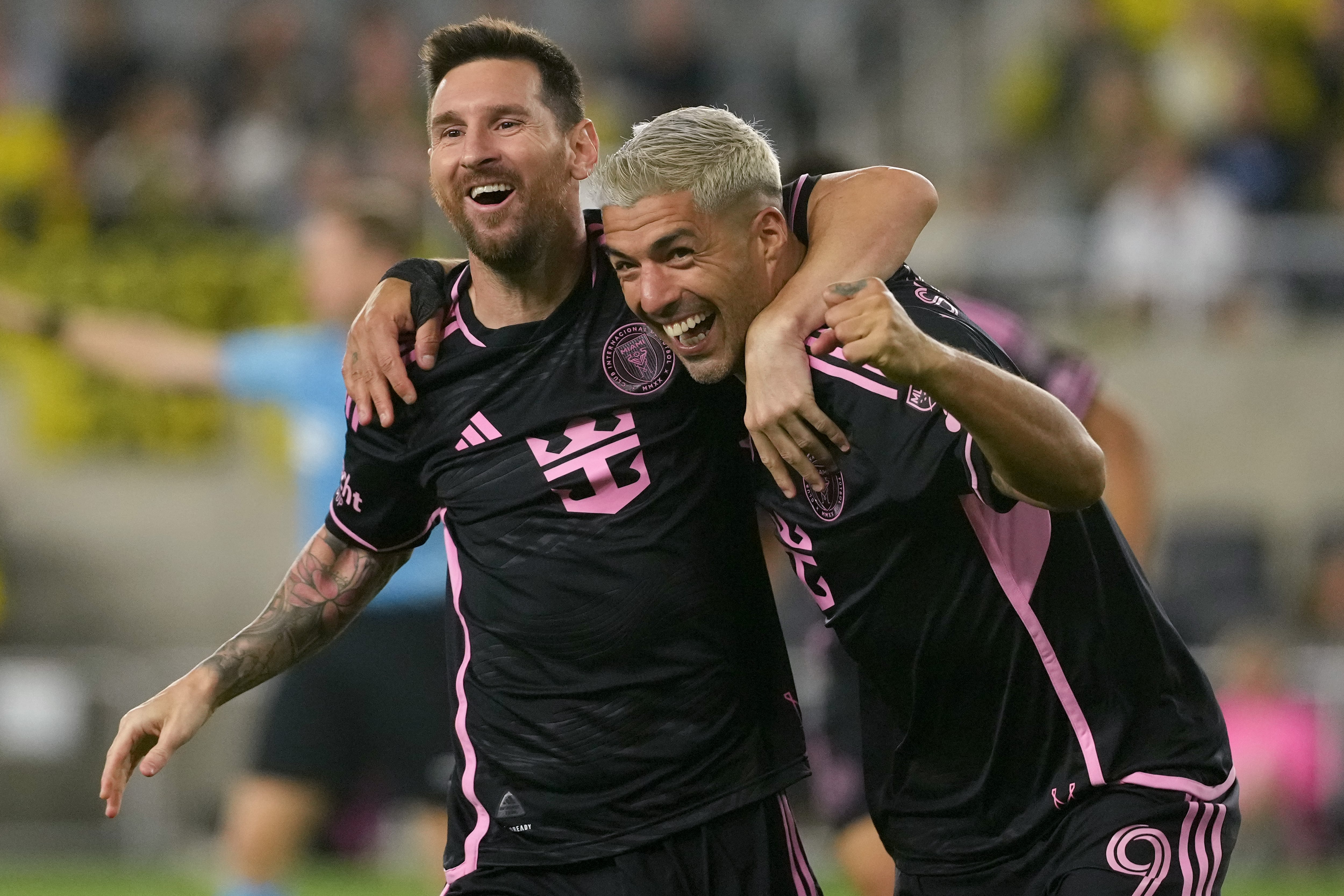 Lionel Messi y Luis Suárez celebran uno de sus goles al Columbus Crew