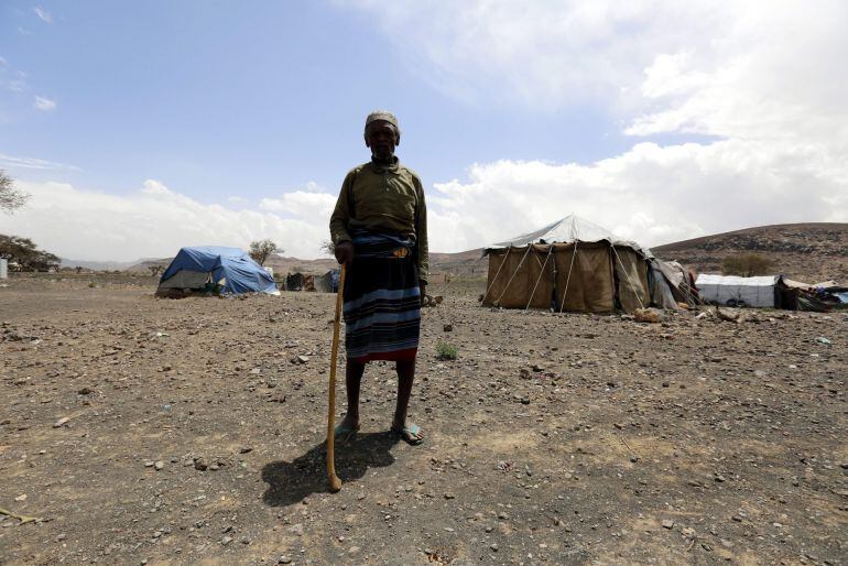 Un anciano en un campamento para personas internamente desplazadas en la provincia de Amran, Yemen