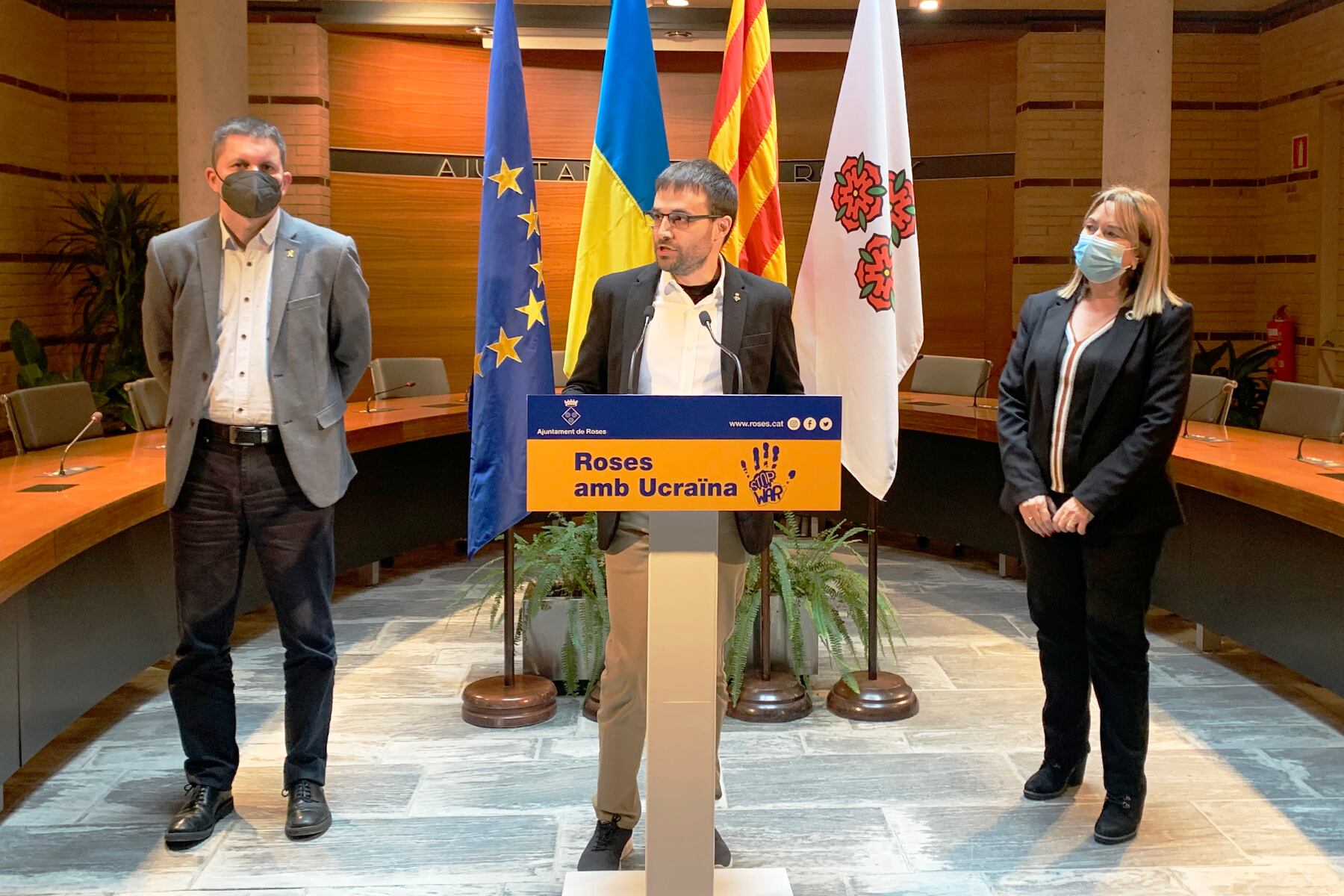 L’alcalde de Roses, Joan Plana Sagué, la regidora d’Acció Social, Esther Bonaterra Moltó, i el regidor d’Ensenyament, Marc Danés Zurdo