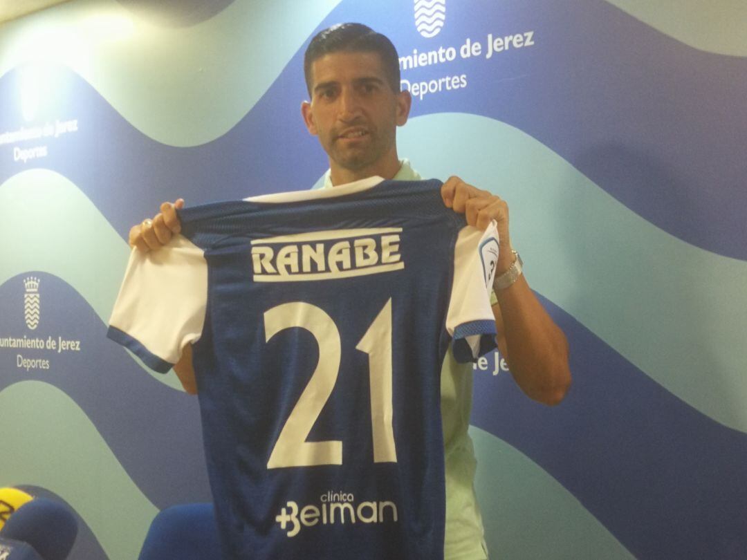 Sergio Narváez posa con su nueva camiseta. 