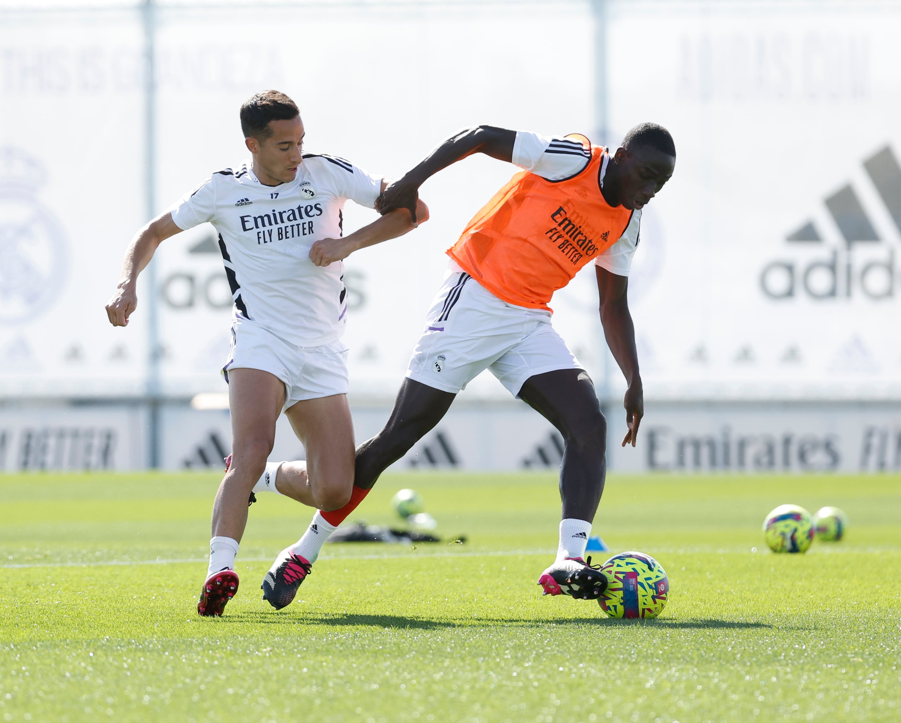 Mendy protege un balón ante la presión de Lucas Vázquez, en un entrenamiento.