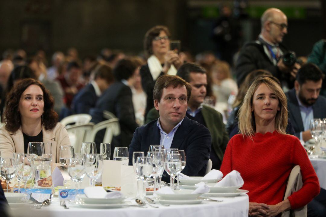 La presidenta de la Comunidad de Madrid, Isabel Díaz-Ayuso, el alcalde de Madrid, José Luis Martínez Almeida, y la portavoz del PP en el Congreso, Cayetana Álvarez de Toledo, en la tradicional comida de Navidad del PP de la Comunidad de Madrid este sábado.