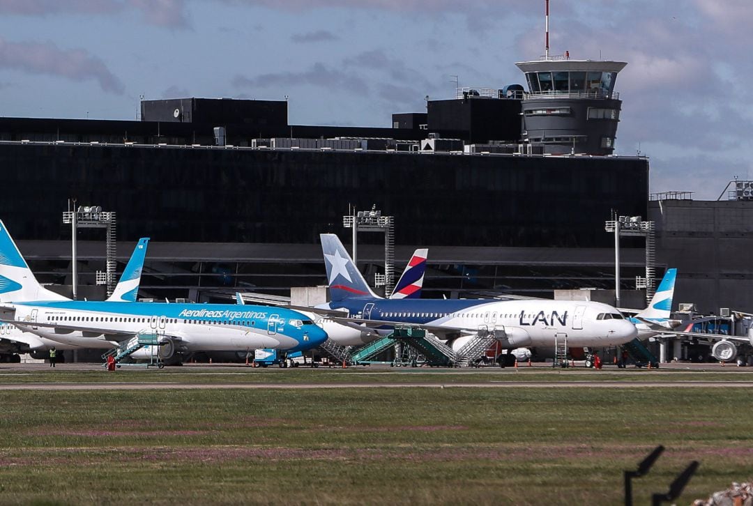 Fotografía de archivo fechada el 14 de abril de 2020, que muestra un avión de la empresa Latam estacionado a causa de la cuarentena obligatoria por el COVID-19, en Buenos Aires (Argentina).