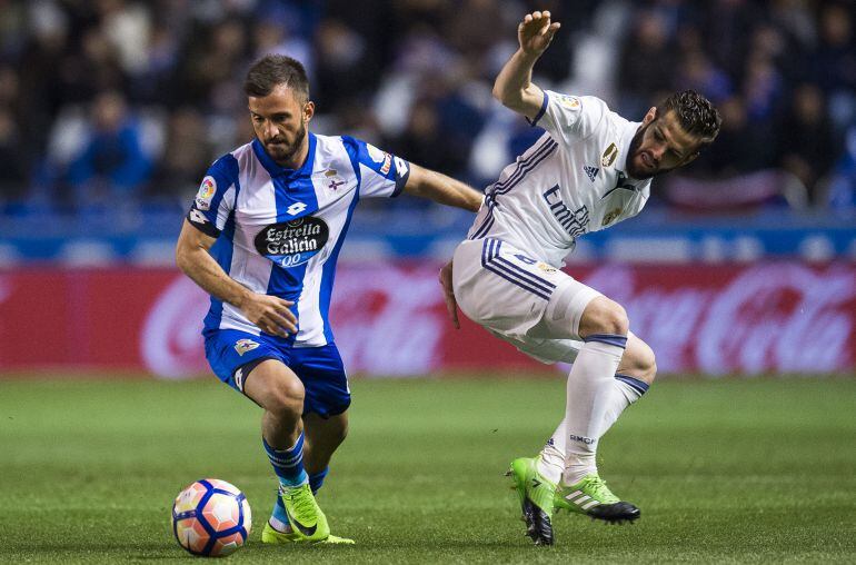 Emre Colak disputa un balón ante Nacho en un encuentro entre el Deportivo y el Real Madrid.