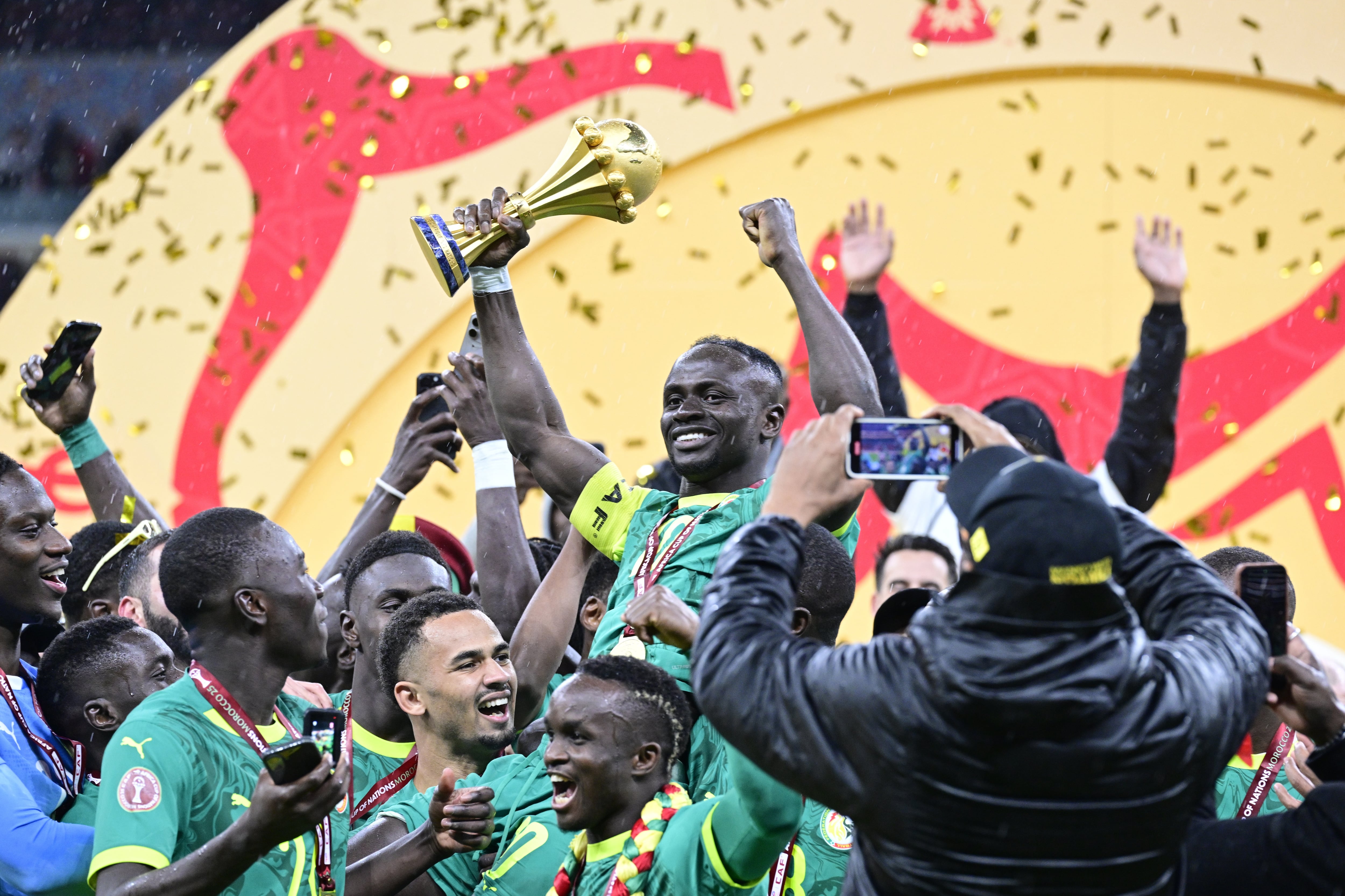 Sadio Mané levanta la copa de campeón de Africa con Senegal