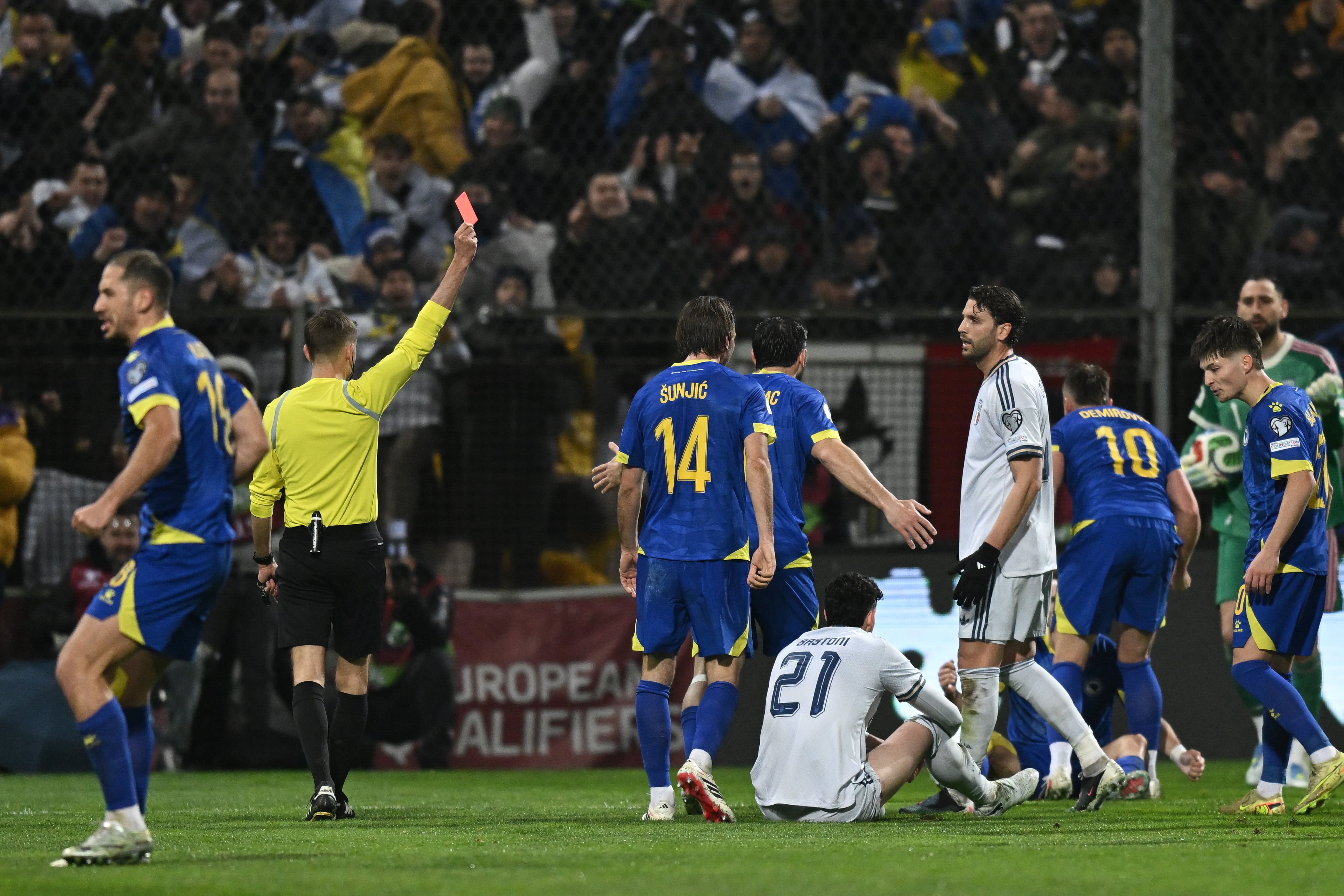 Bastoni, expulsado en el Bosnia-Italia. (Image Photo Agency/Getty Images)