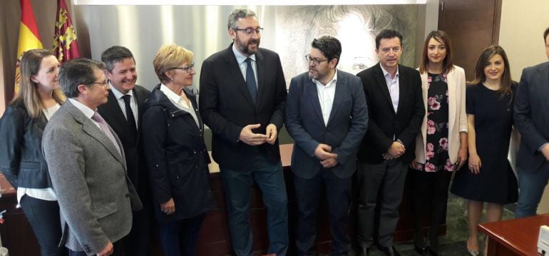 En la imagen, los equipos negociadores del PP y Ciudadanos, en la Asamblea Regional