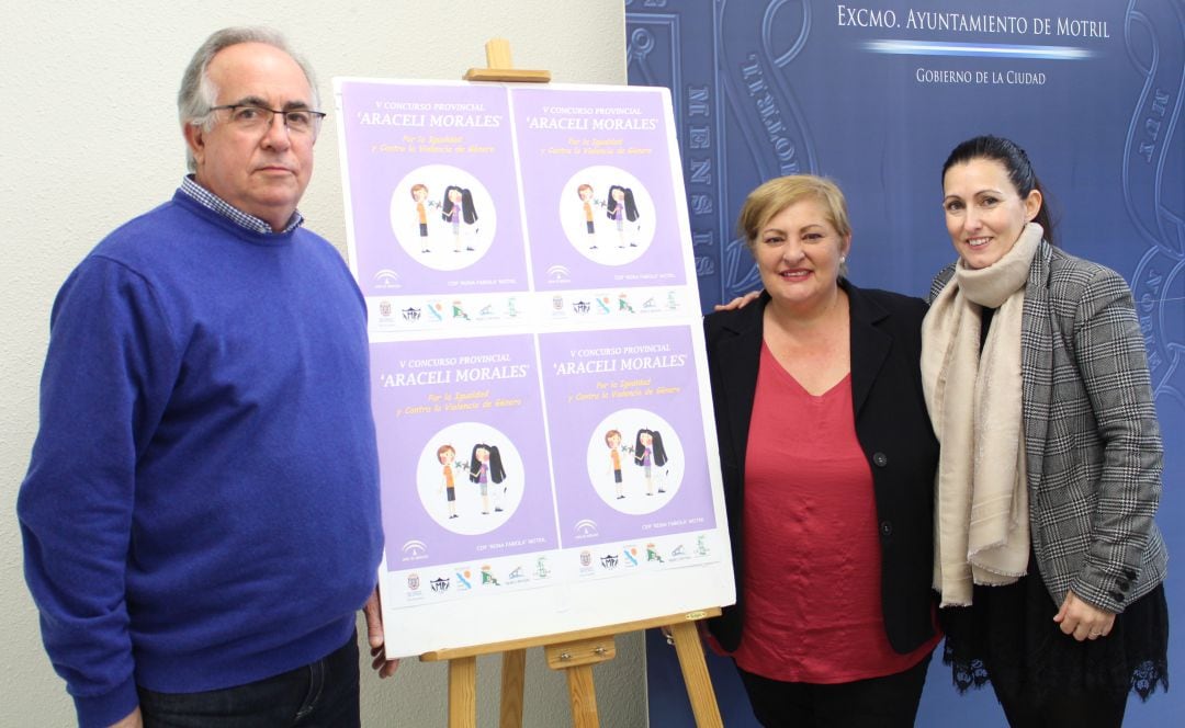 La concejala de Igualda, Susana Feixas, junto al director y la jefa de estudios del CEIP Reina Fabiola durante la presentación del V Concurso Provincial &quot;Araceli Morales&quot;