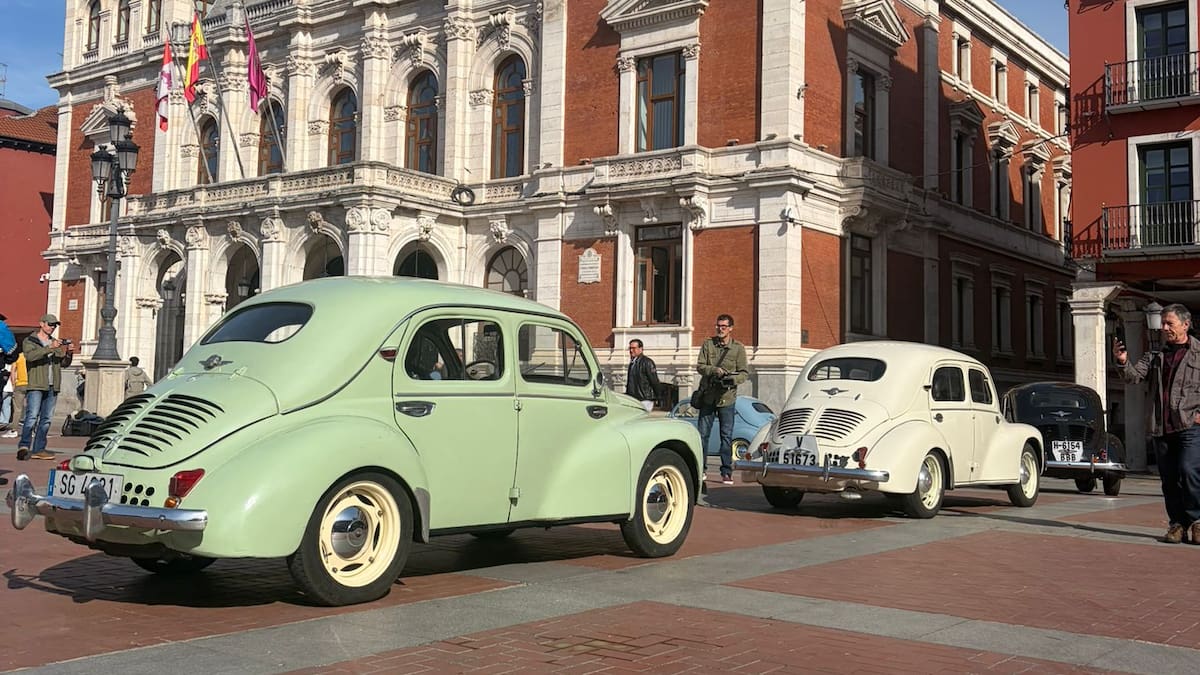 Renault saca a sus coches clásicos al centro para celebrar sus 75 años en Valladolid