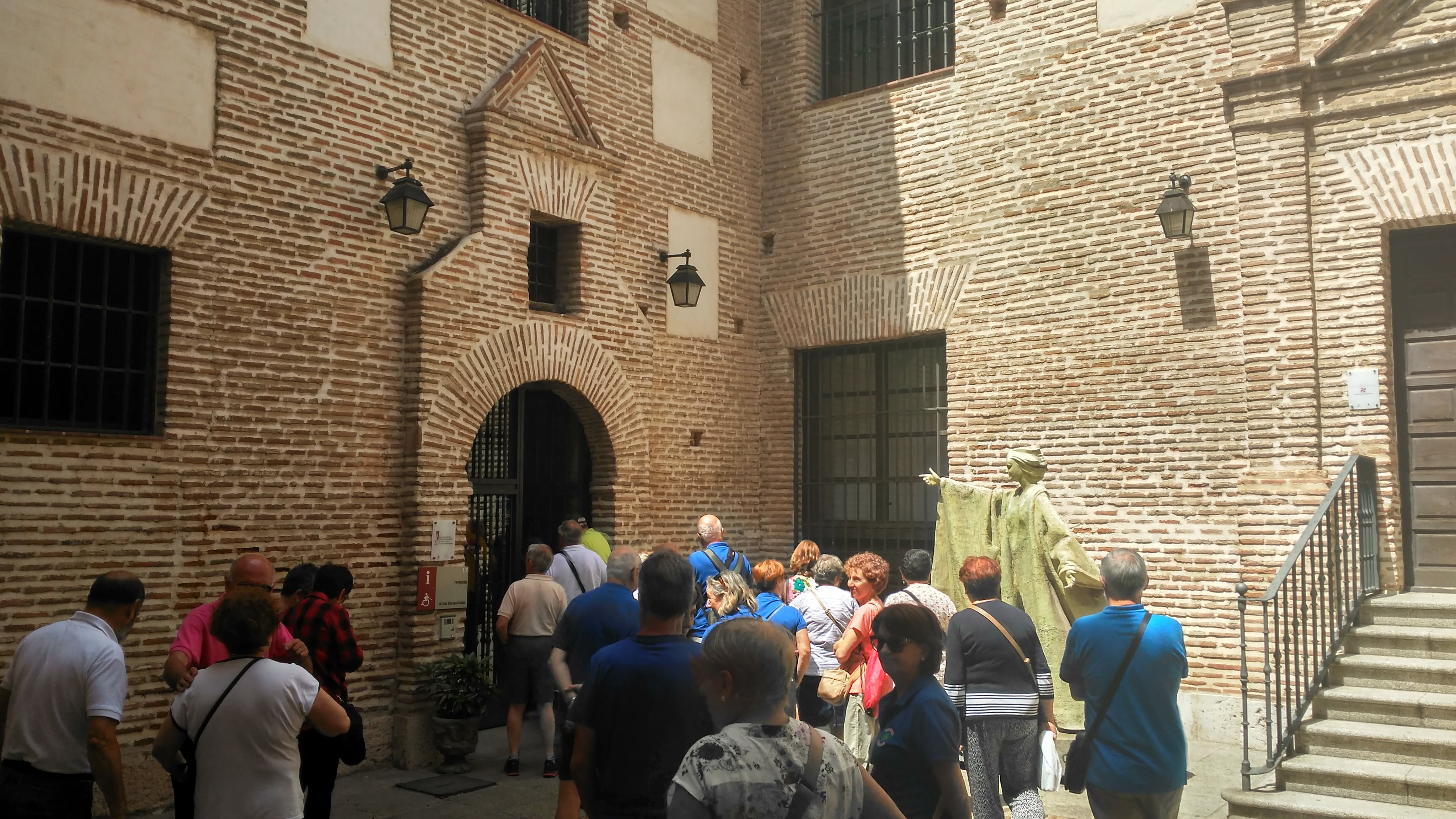 Un grupo de turistas visita el Palacio Testamentario de Medina del Campo