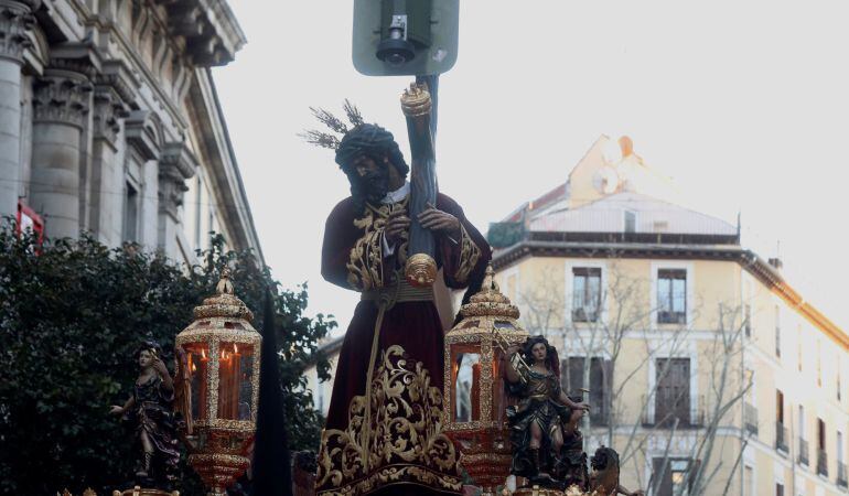 Momento en el que la cruz del paso del Jesús del Gran Poder se rompe al chocar contra un semáforo de la calle Toledo de Madrid, poco después de la salida del Cristo de la Colegiata de San Isidro.