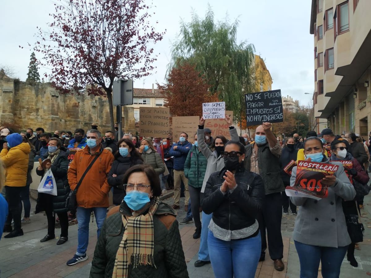 600 hosteleros se concentran contra el cierre decretado por la Junta
