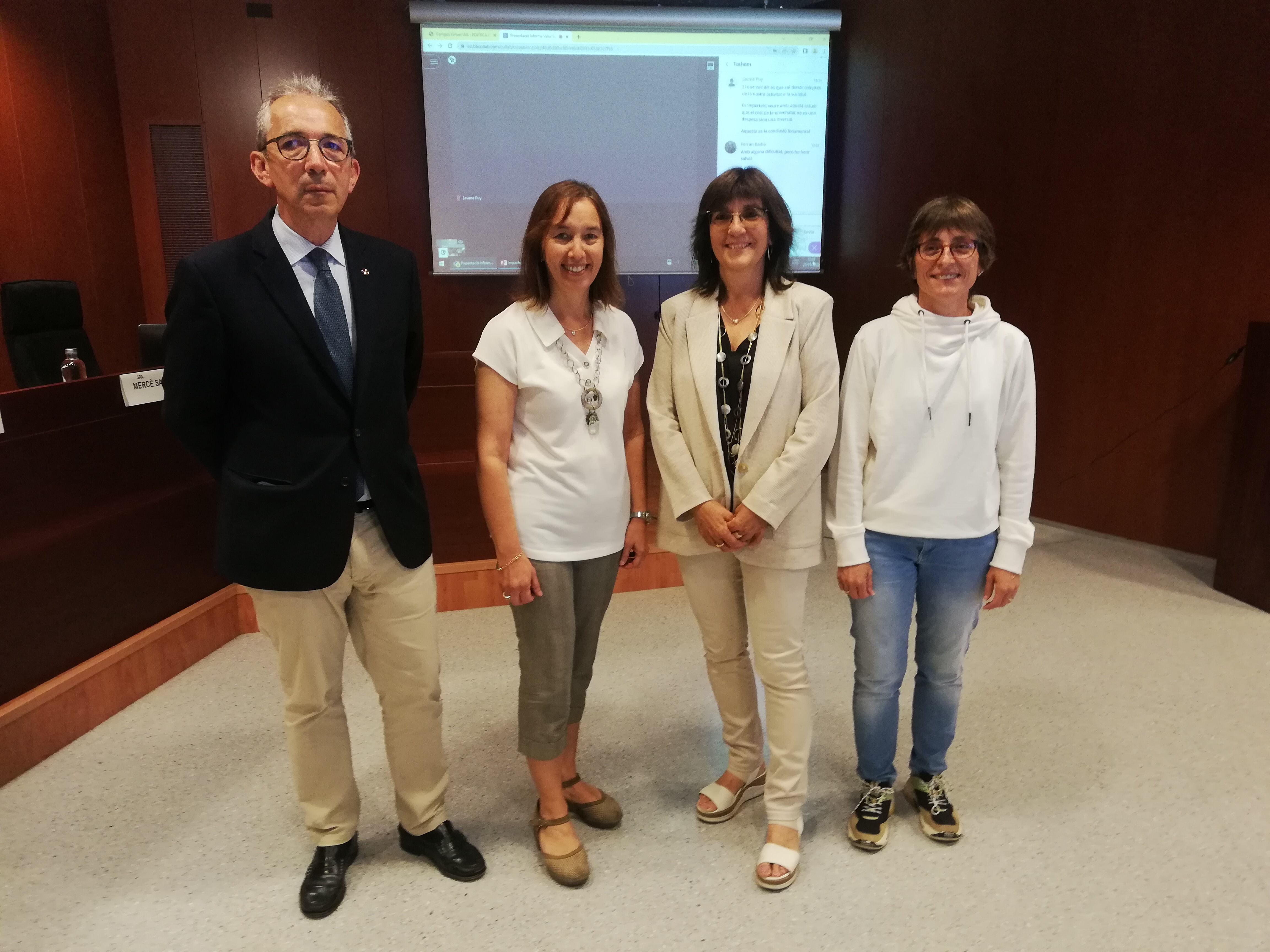 El president del Consell Social de la UdL, Delfí Robinat, i l'equip redactor de l'informe, amb Mercè Sala (segona per la dreta) al capdavant.