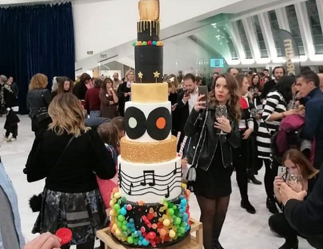 La tarta del 40 cumpleños de Los40 Asturias estaba decorada con discos de vinilo, notas musicales y los colores del arco iris que identifican el logotipo de la emisora desde su nacimiento