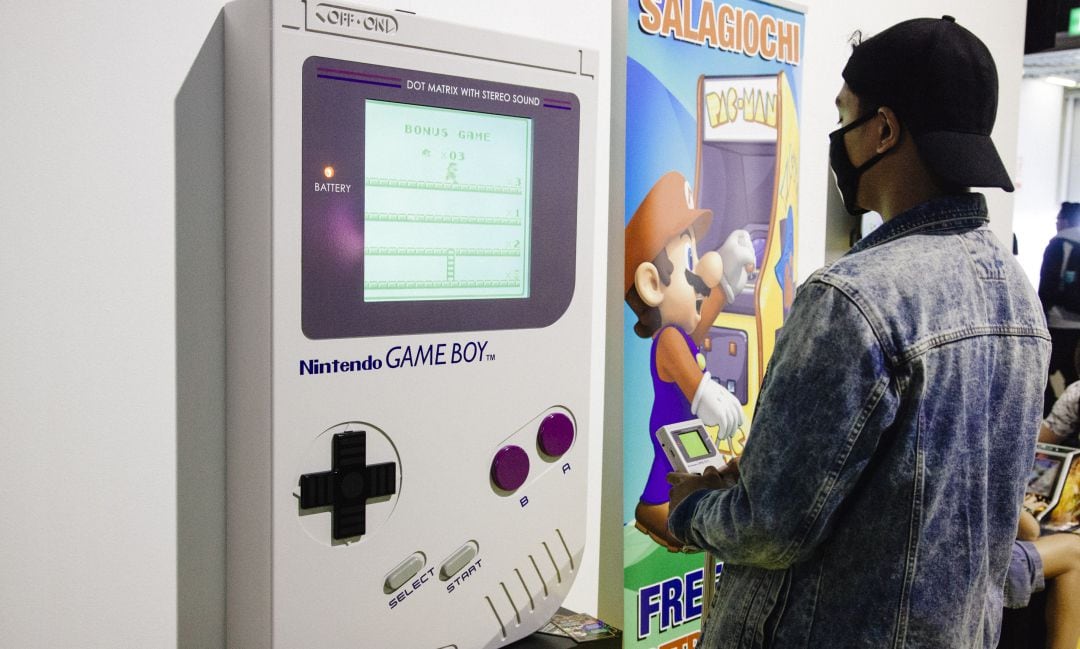 Un joven jugando a la Game Boy. 