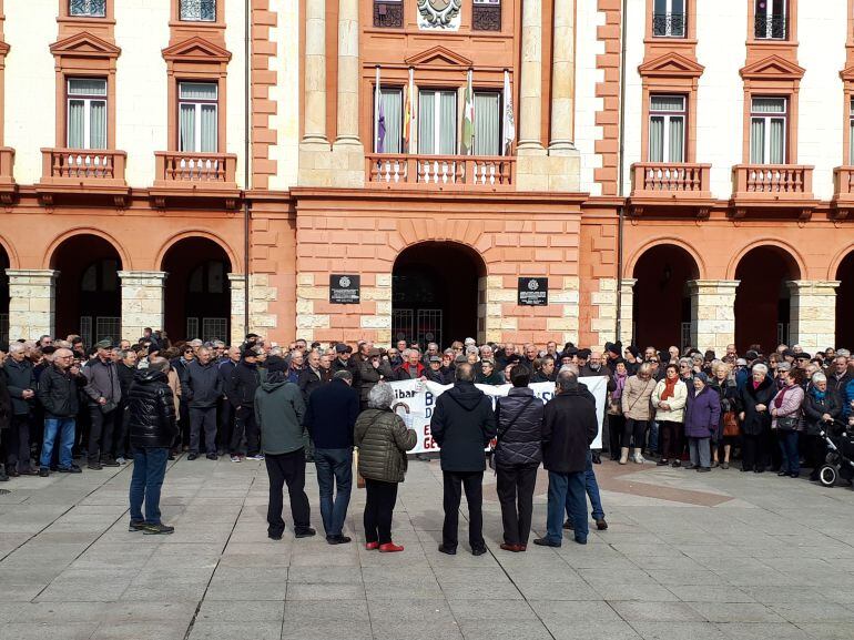 Imagen de la concentración de jubilados y pensionistas que se ha celebrado este mediodía en la plaza de Unzaga de Eibar