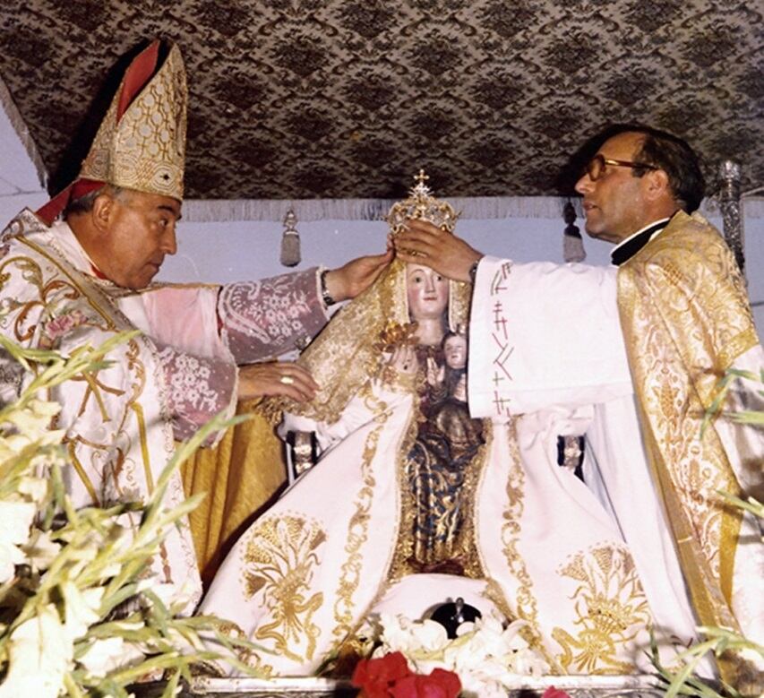 El cardenal José María Bueno Monreal, a la izquierda, coronó a la Virgen de Valme el 23 de junio de 1973