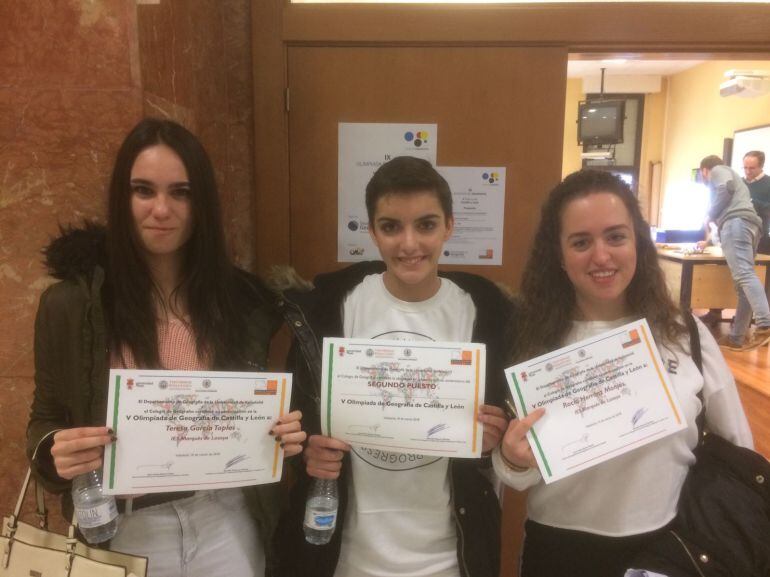 Las tres alumnas del IES Marqués de Lozoya participantes en la fase regional de la Olimpiada de Geografía con Lucía Polo en el centro