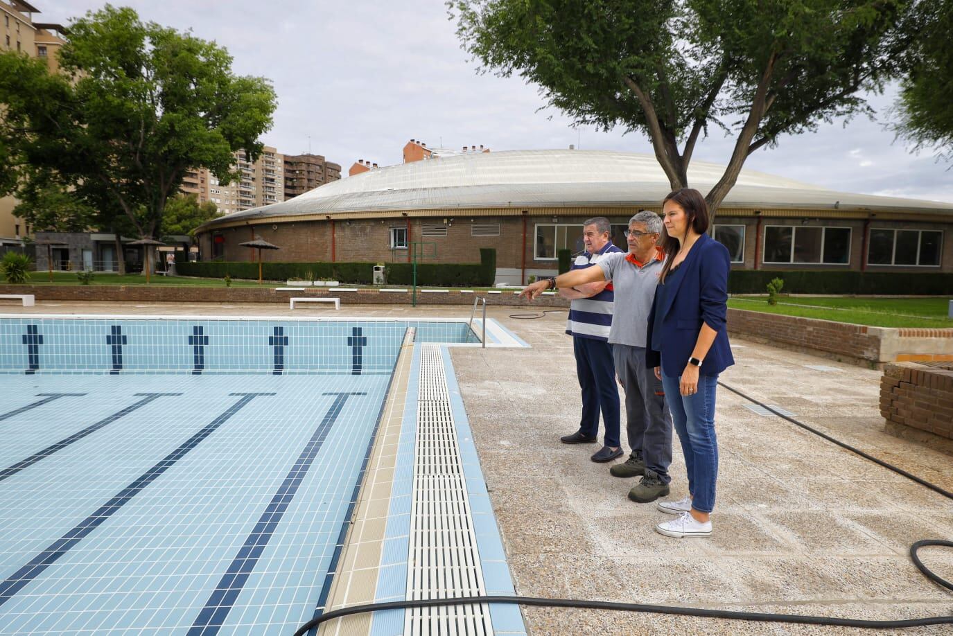 Cristina García, concejal de deportes del Ayuntamiento de Zaragoza, visitando una de las instalaciones deportivas cuya piscina abrirá el próximo lunes