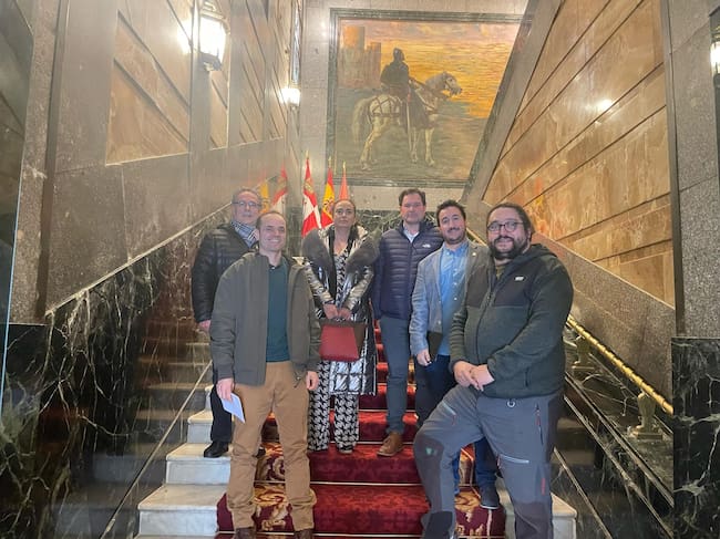 Representantes de las plataformas, acompañados del portavoz del equipo de gobierno municipal arandino