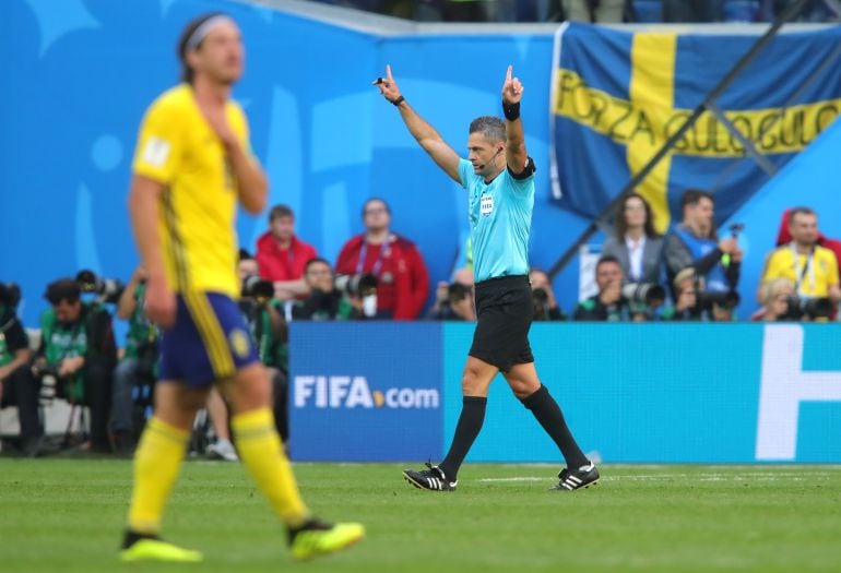 Skomina hace el gesto del VAR, durante el Mundial