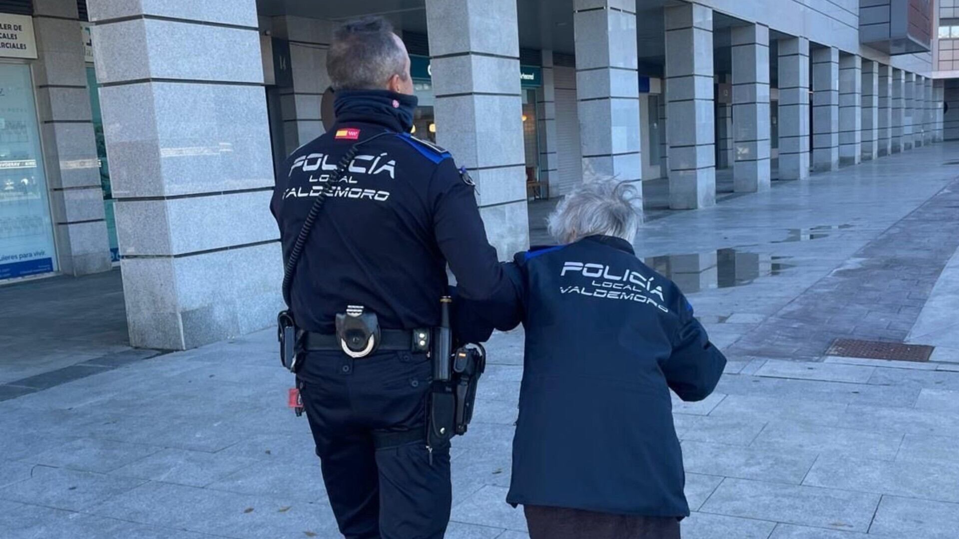 La anciana localizada junto a un agente