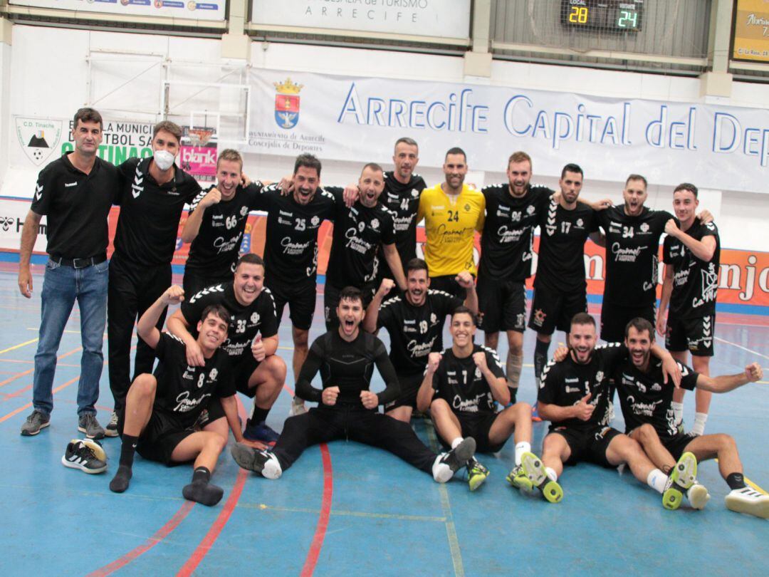 Jugadores y técnicos del Gourmet Ampate Lanzarote celebrando el pase a la lucha por el ascenso.